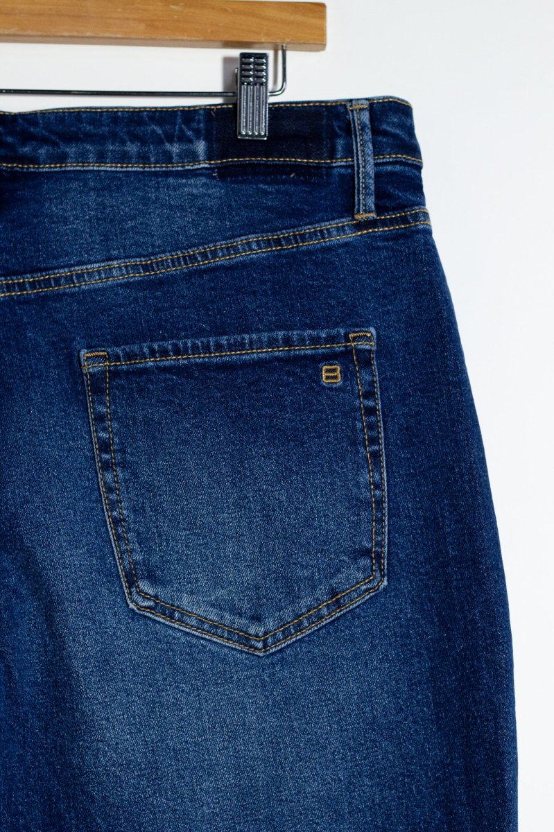Jeans Crop Liso Curvy Oscuro - Imagen 9
