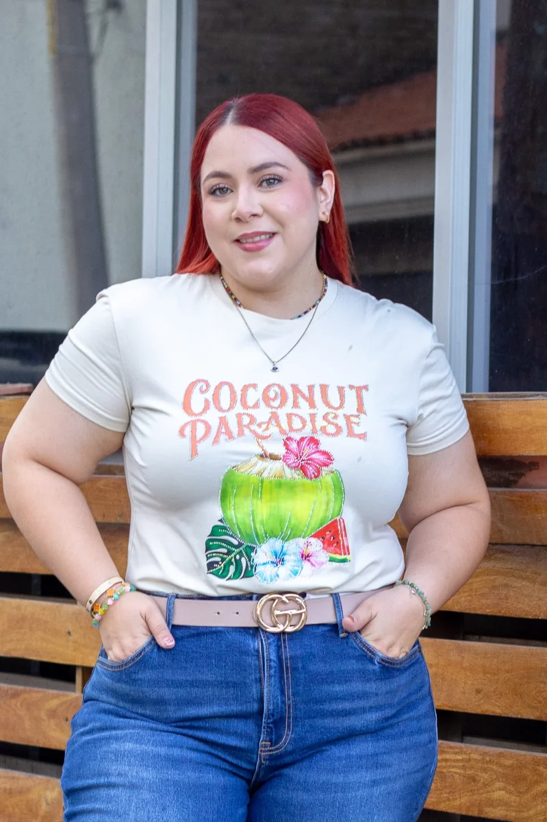Playera Curvy Estampada Coconut Paradise Beige Algodon Stretch