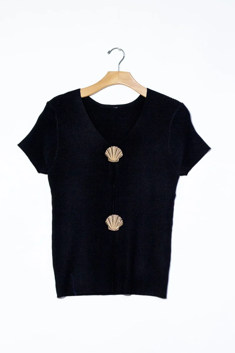 Blusa Curvy Punto Botón Concha Negra Femenina Clásica - Imagen 5