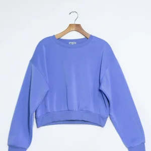Suéter Curvy Crop Liso Azul Cálido Versátil Layering