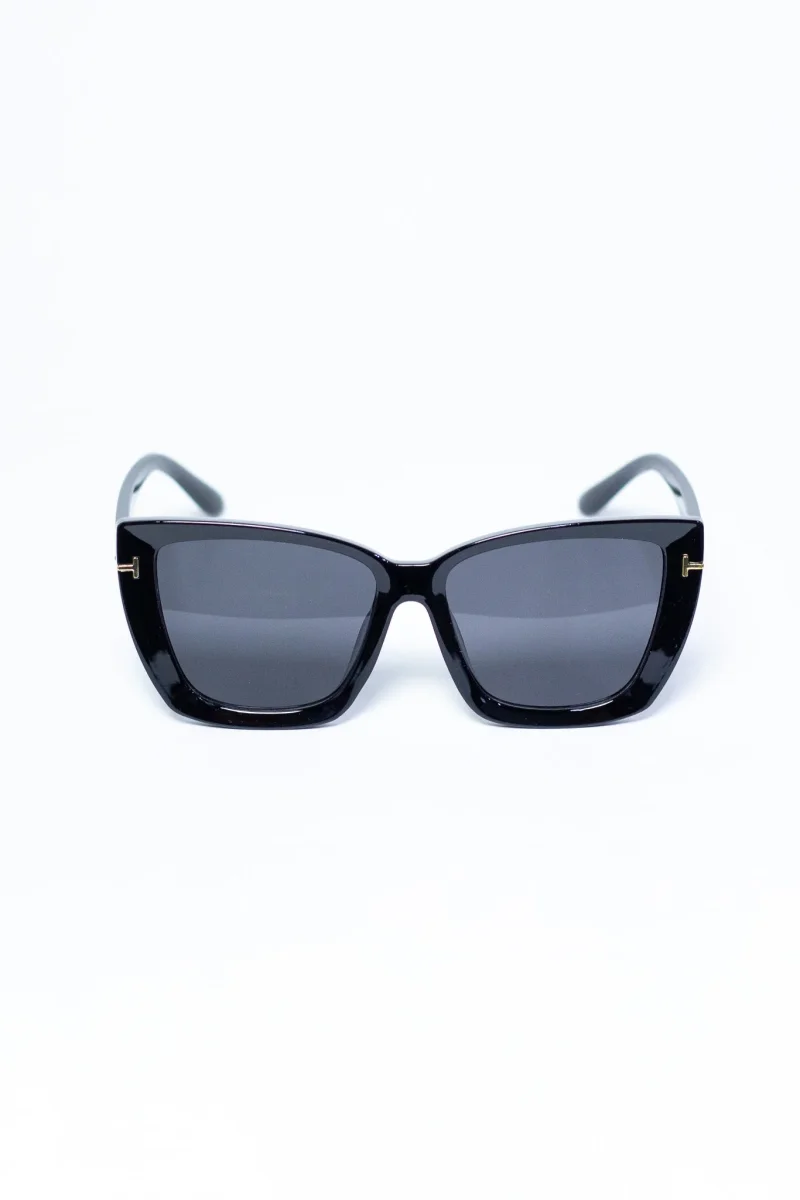 Lentes Sol Curvy-Friendly oversize negros con detalle dorado