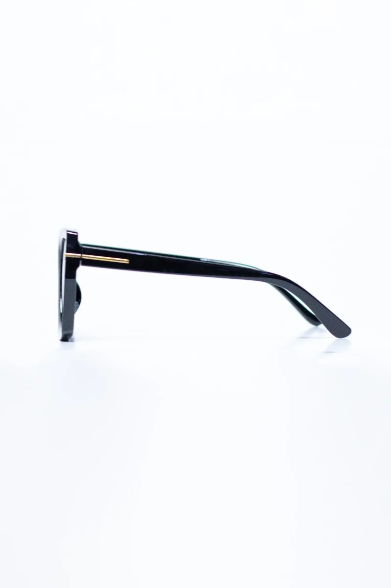 Lentes Sol Curvy-Friendly oversize negros con detalle dorado - Imagen 3