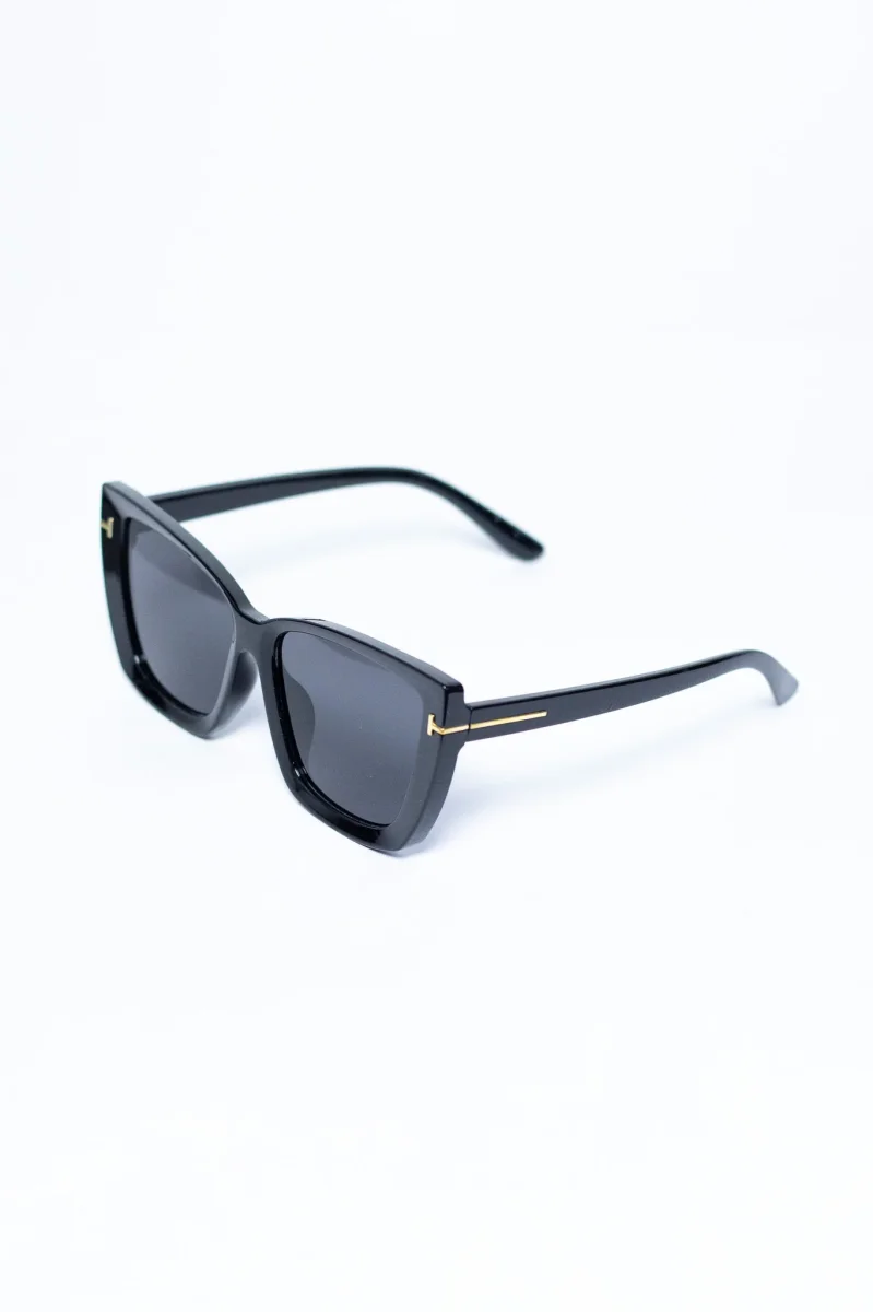 Lentes Sol Curvy-Friendly oversize negros con detalle dorado - Imagen 4