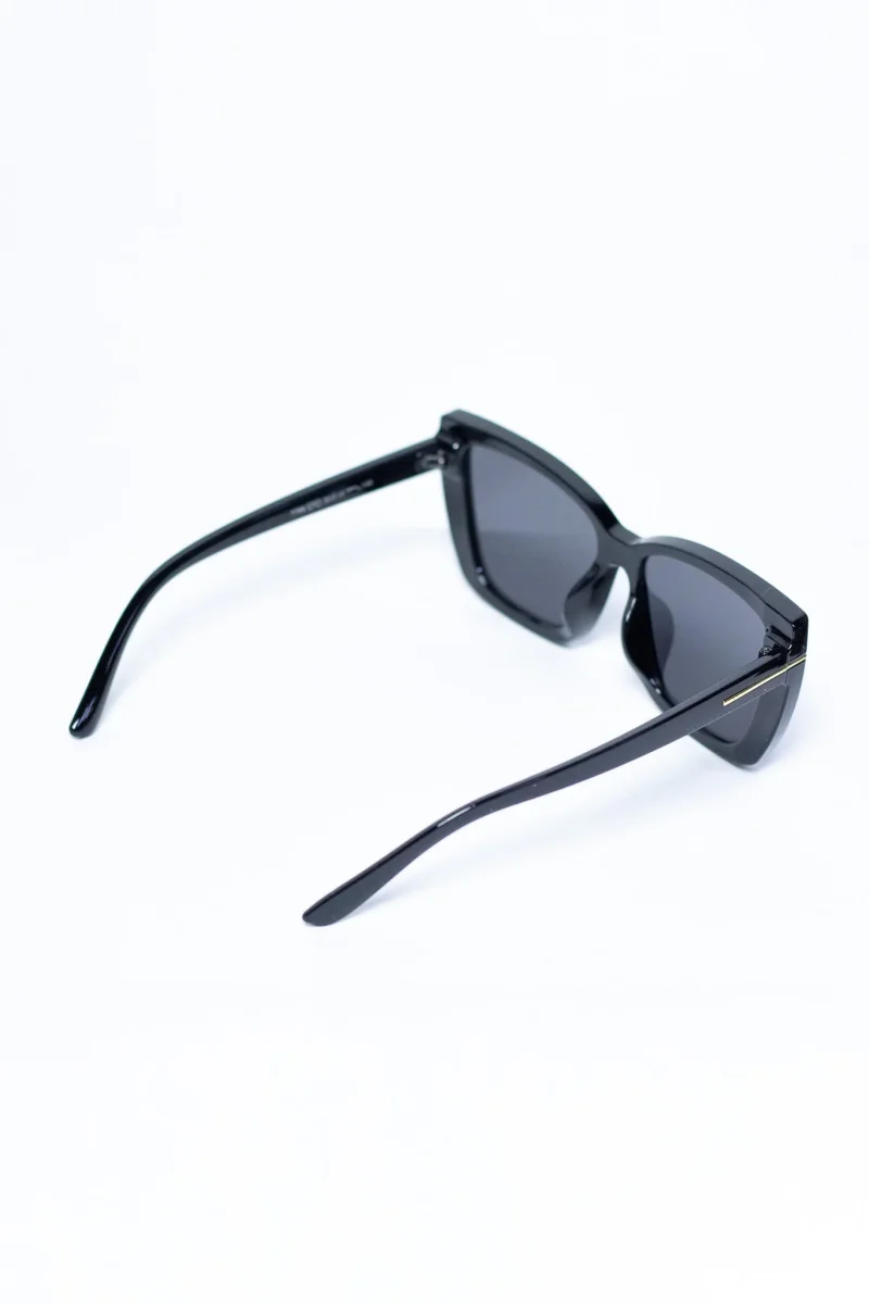 Lentes Sol Curvy-Friendly oversize negros con detalle dorado - Imagen 5