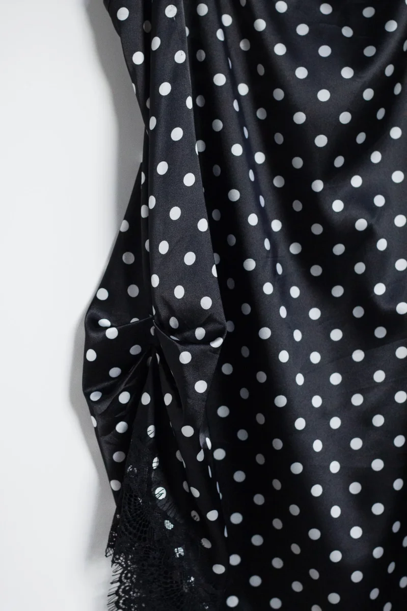 Blusón Curvy Satín Polka Blanco y Negro Femenino Versátil - Imagen 4