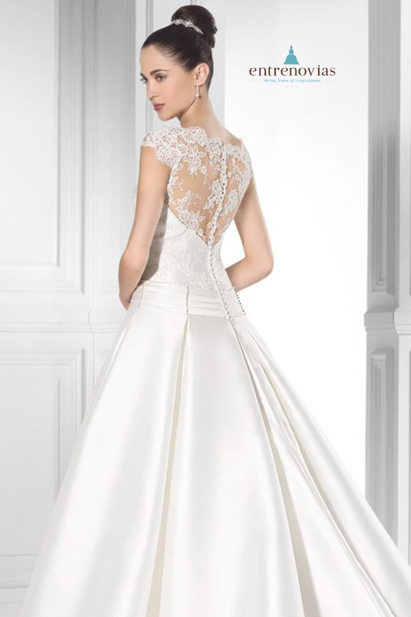 Vestido de novia recto con cuello a la caja de encaje y manga larga. - Imagen 3