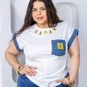 Blusa Curvy con Bolsillo Denim y Charms Dorados Blanco