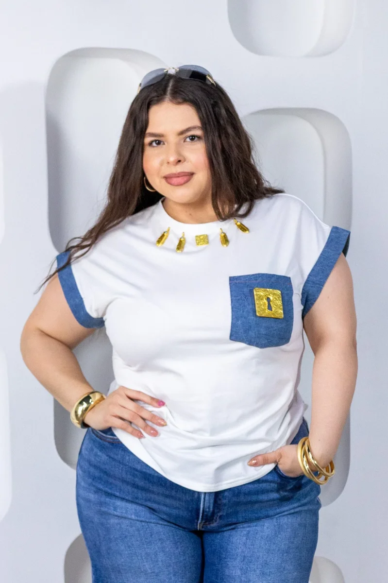 Blusa Curvy con Bolsillo Denim y Charms Dorados Blanco
