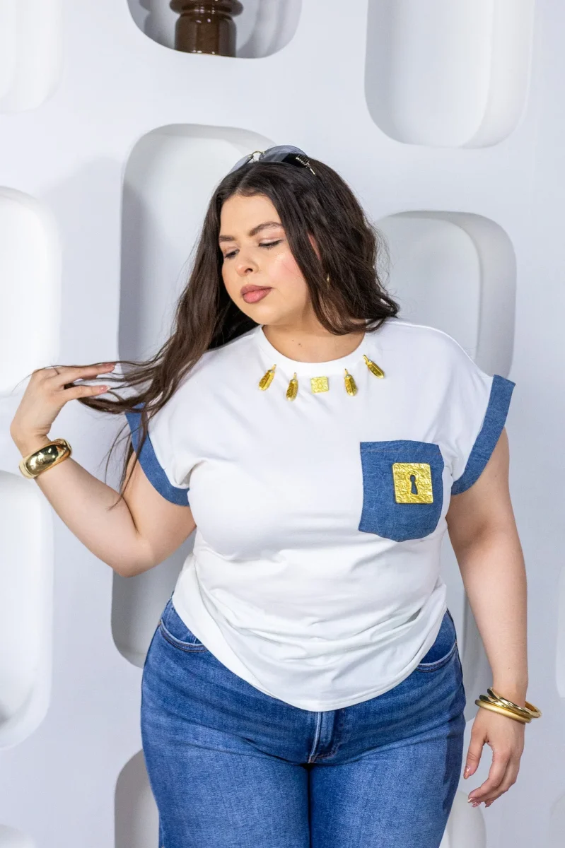 Blusa Curvy con Bolsillo Denim y Charms Dorados Blanco - Imagen 5
