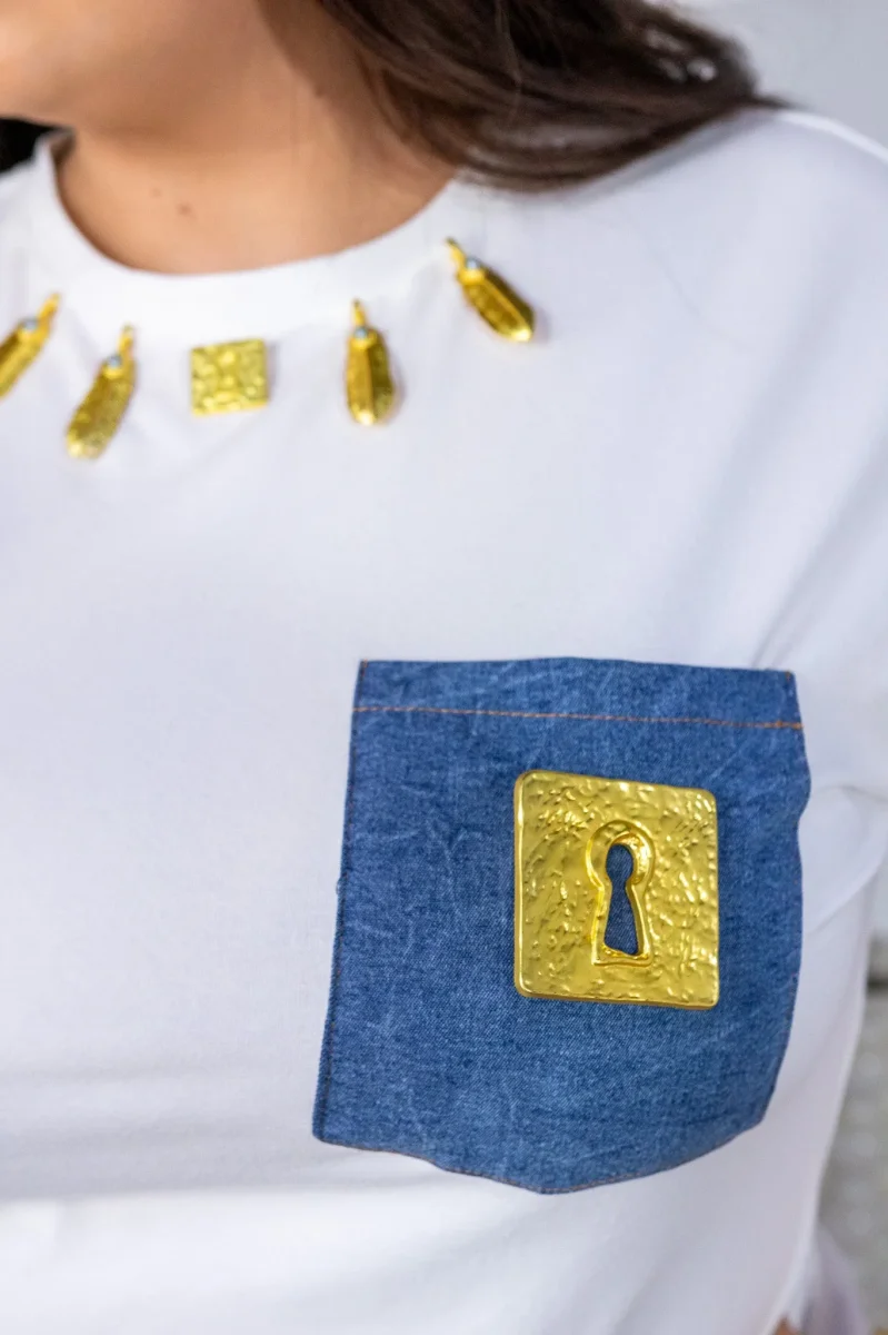 Blusa Curvy con Bolsillo Denim y Charms Dorados Blanco - Imagen 6