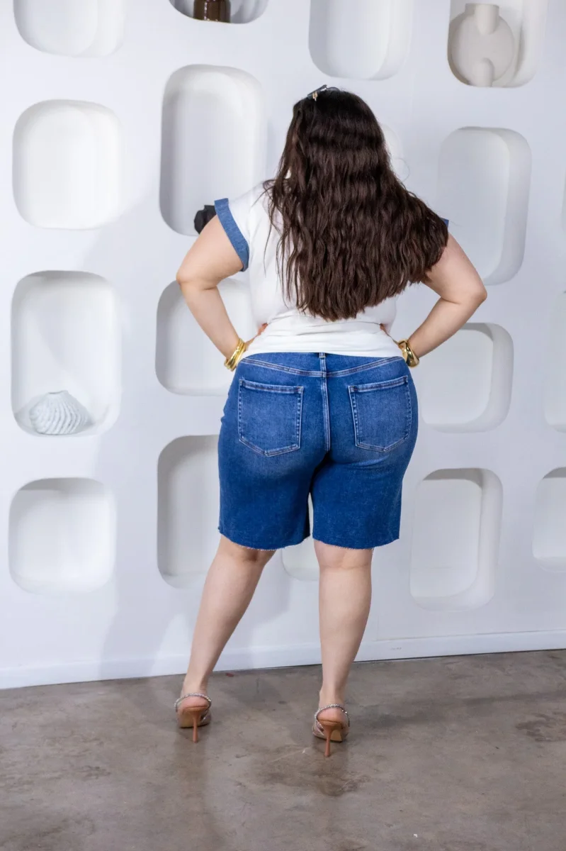 Blusa Curvy con Bolsillo Denim y Charms Dorados Blanco - Imagen 7