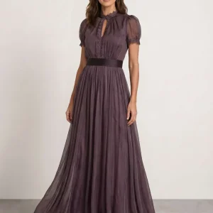 Vestido fluido con cuello de encaje