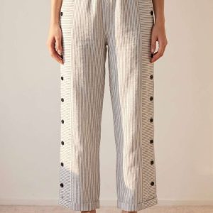 Pantalón recto de rayas con botones laterales
