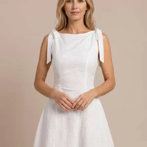 Vestido corto bordado con lazadas