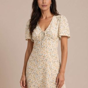 Vestido corto floral con escote fruncido