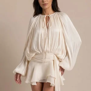 Vestido corto fluido con mangas amplias