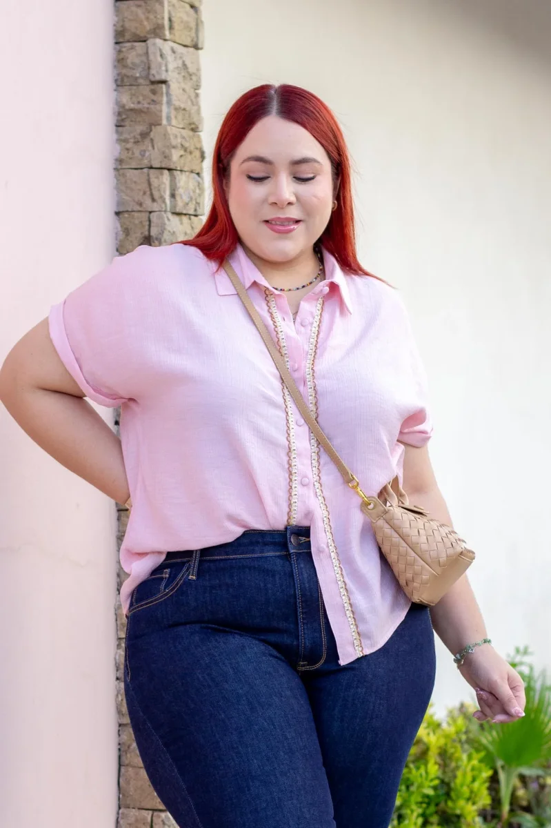 Camisa Curvy Cropped Lino con Bordado Rosa