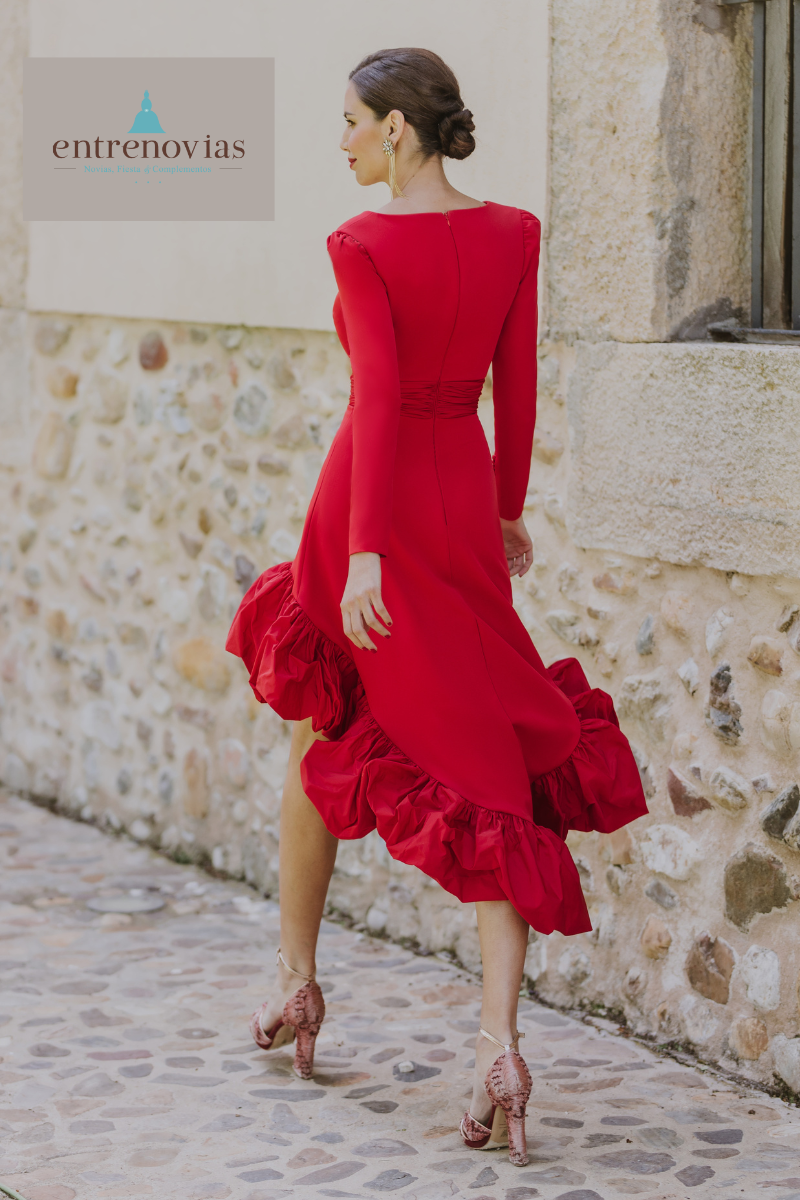 Vestido rojo asimétrico en crepé y volantes en falda . - Imagen 3