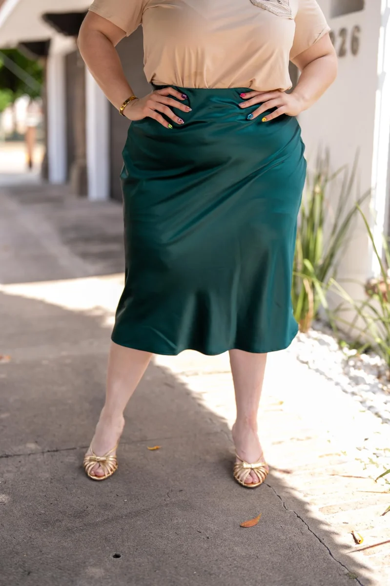 Falda Midi Satín Lisa Curvy Verde Olivo - Imagen 4