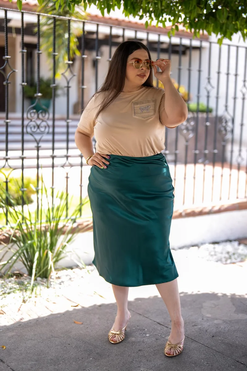 Falda Midi Satín Lisa Curvy Verde Olivo - Imagen 5