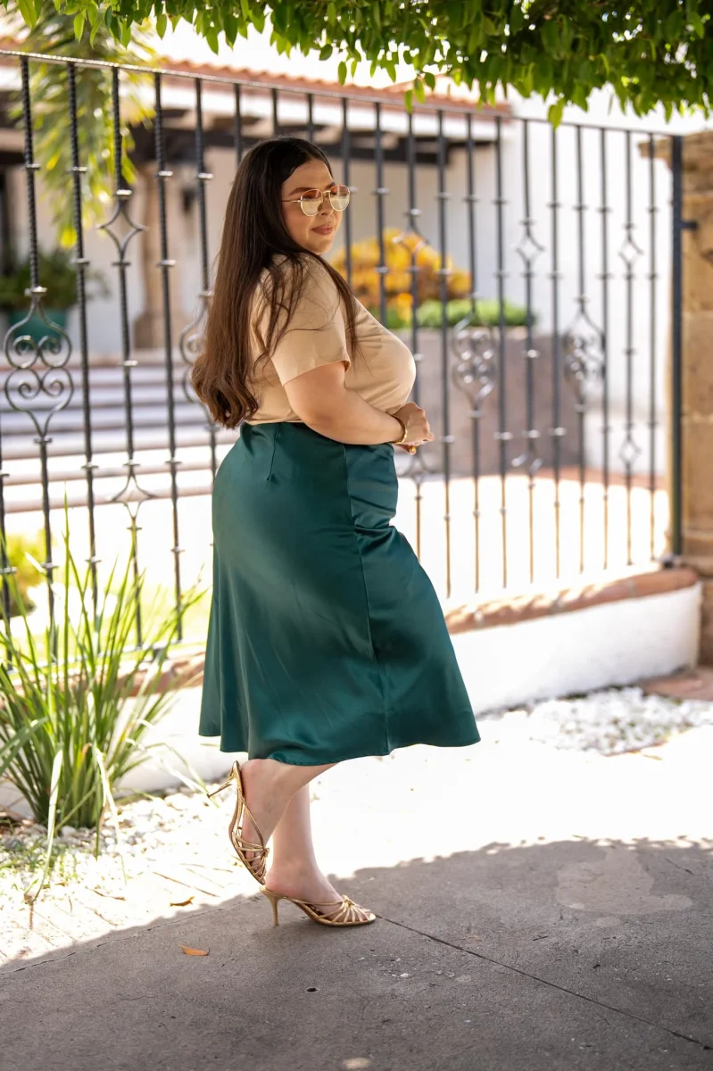 Falda Midi Satín Lisa Curvy Verde Olivo - Imagen 2