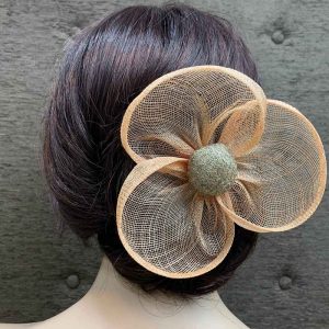 Tocado para invitada en forma de flor y color salmón suave