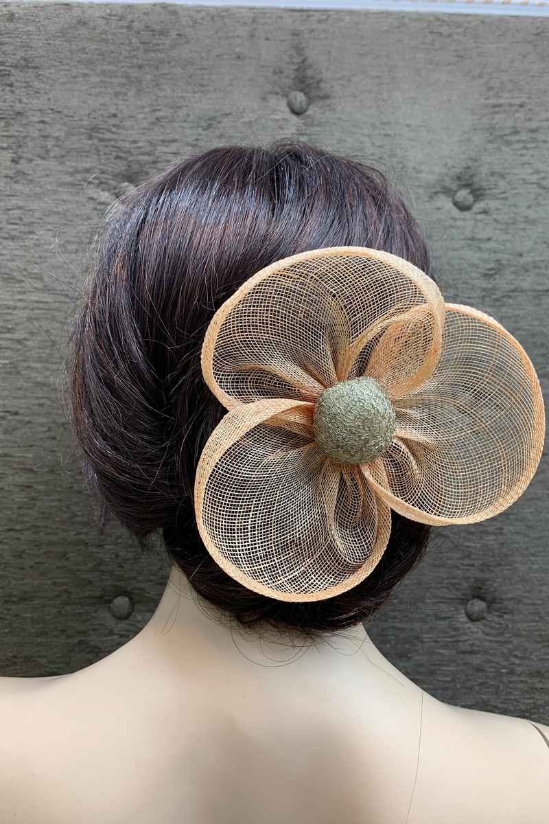 Tocado para invitada en forma de flor y color salmón suave - Imagen 3