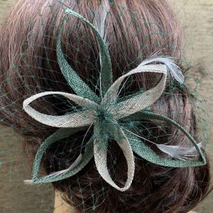 Tocado pequeño en forma de flor en tono verde y gris