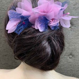 Tocado de Flores Bicolor Azul y Rosa Palo con Perlitas Fucsia