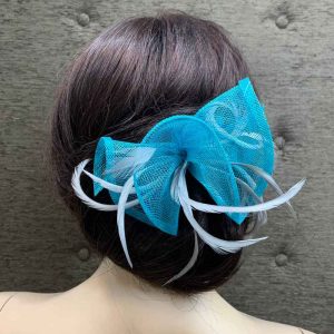 Tocado Color Celeste con Plumas en Gris