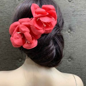 Tocado de estilo flamenco de flores rojas intensas