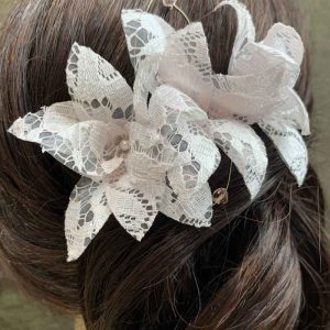 Prendido de novia o madrina en tono beige