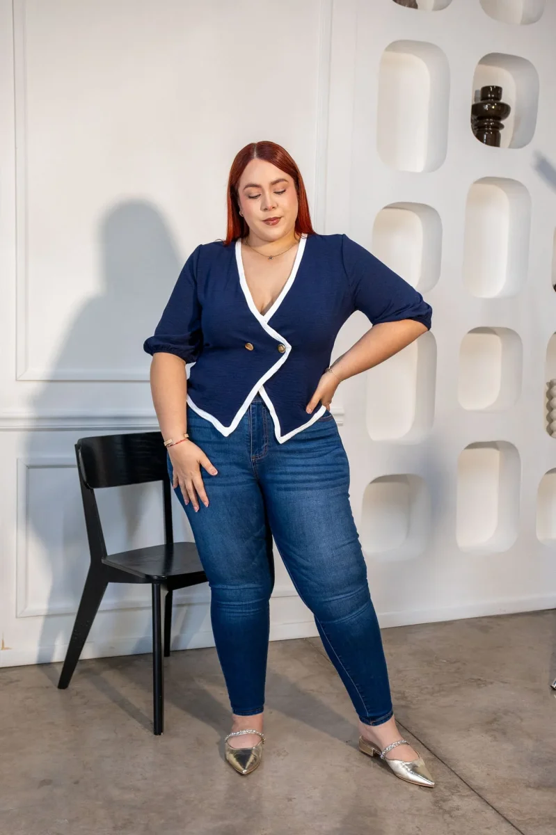 Blusa Cruzada con Botón Curvy Navy