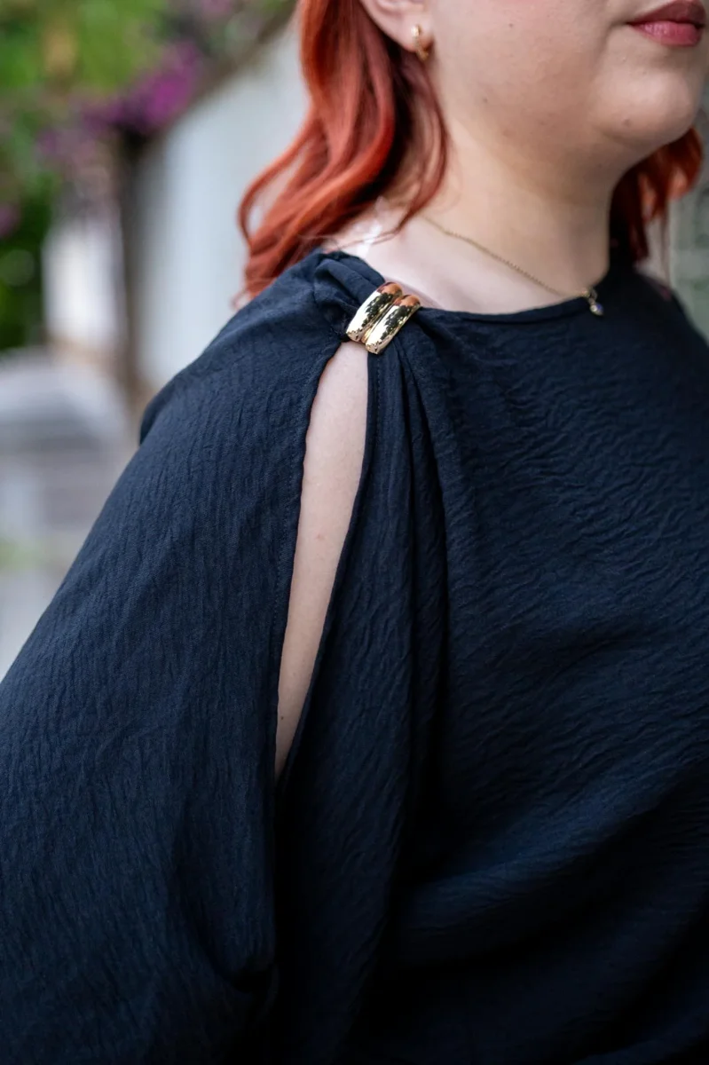 Blusa Curvy Manga Abierta Detalle Fluida Negro - Imagen 5