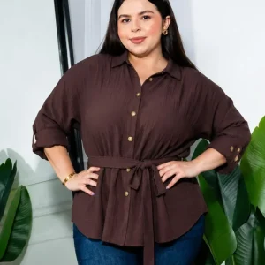 Camisa con Lazo Curvy Café detalle botones