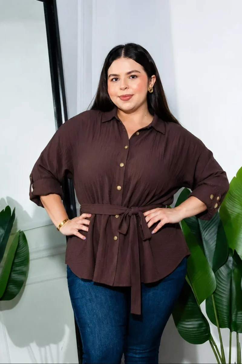 Camisa con Lazo Curvy Café detalle botones