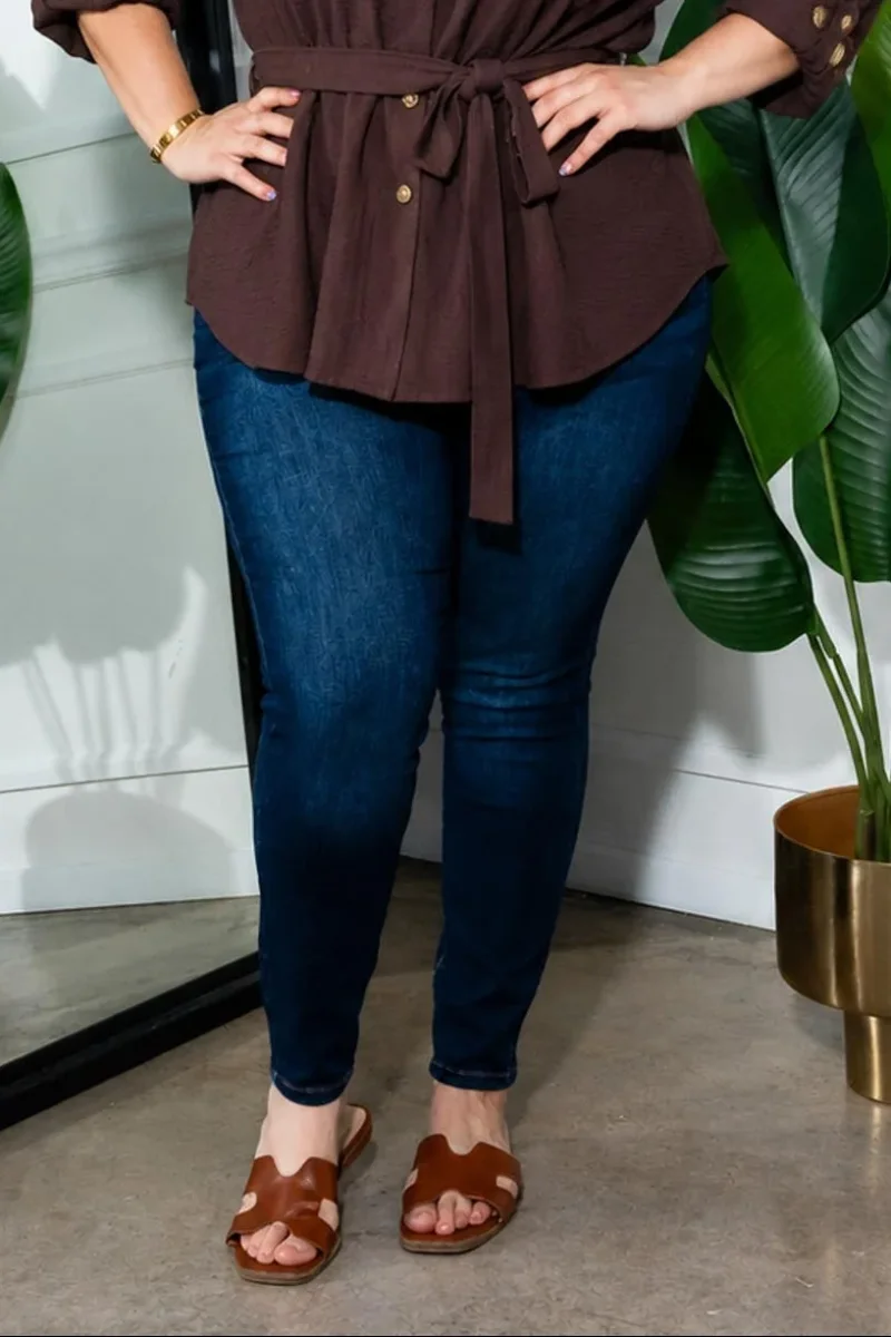 Camisa con Lazo Curvy Café detalle botones - Imagen 4