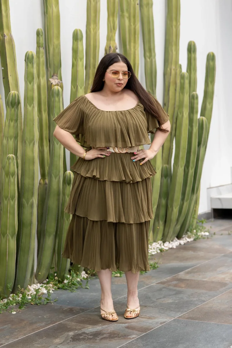 Vestido Midi Off-Shoulder Plisado con Holanes Curvy Olivo - Imagen 5
