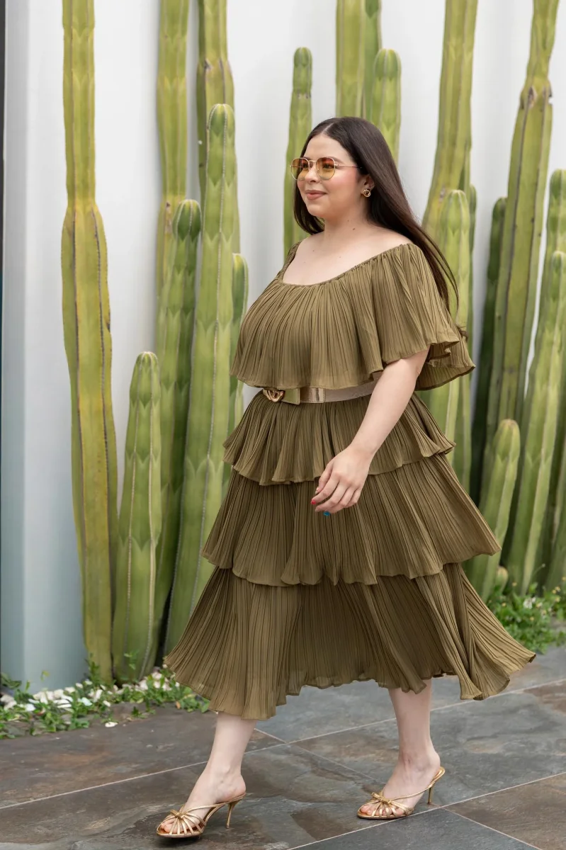 Vestido Midi Off-Shoulder Plisado con Holanes Curvy Olivo - Imagen 6