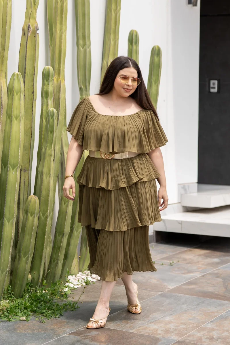 Vestido Midi Off-Shoulder Plisado con Holanes Curvy Olivo - Imagen 2