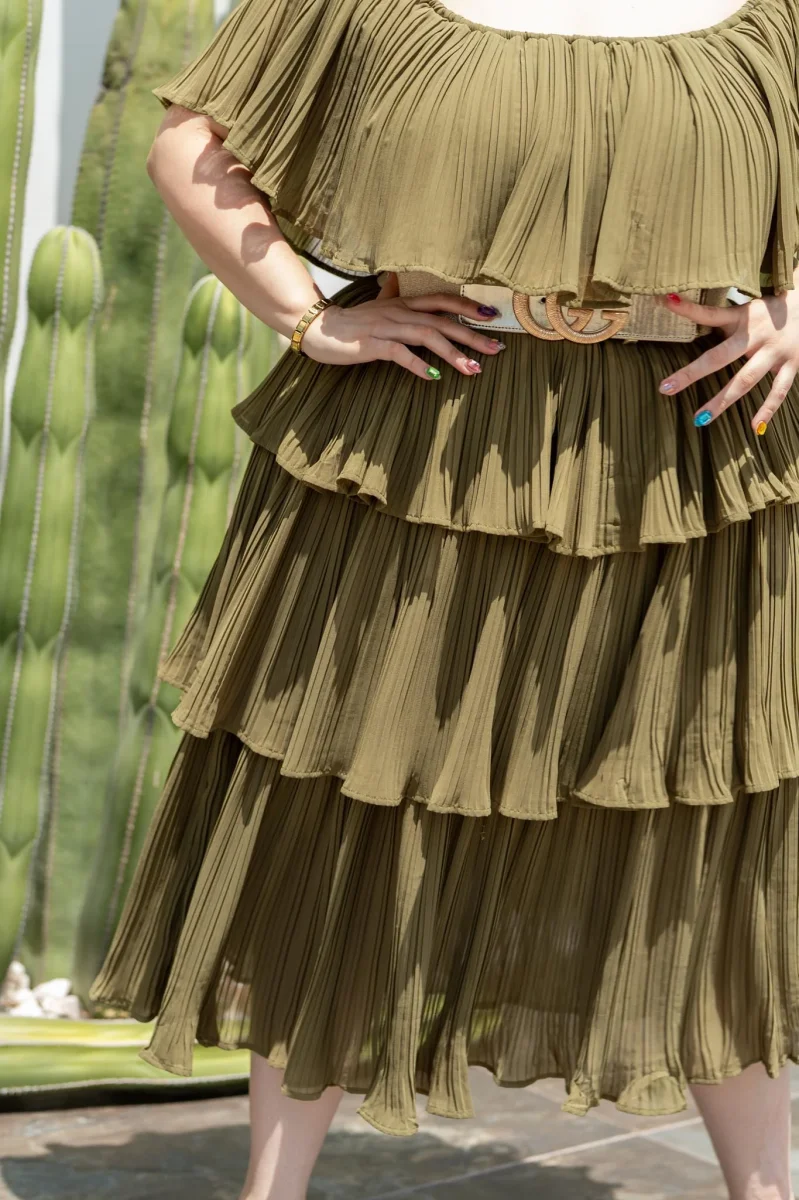 Vestido Midi Off-Shoulder Plisado con Holanes Curvy Olivo - Imagen 8