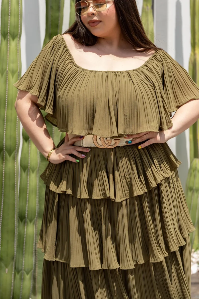 Vestido Midi Off-Shoulder Plisado con Holanes Curvy Olivo - Imagen 4