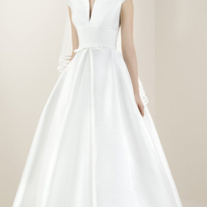 Vestido de novia corte princesa con escote a barco.