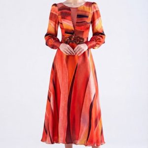 Vestido de invitada,estampado en colores rojos y naranjas.