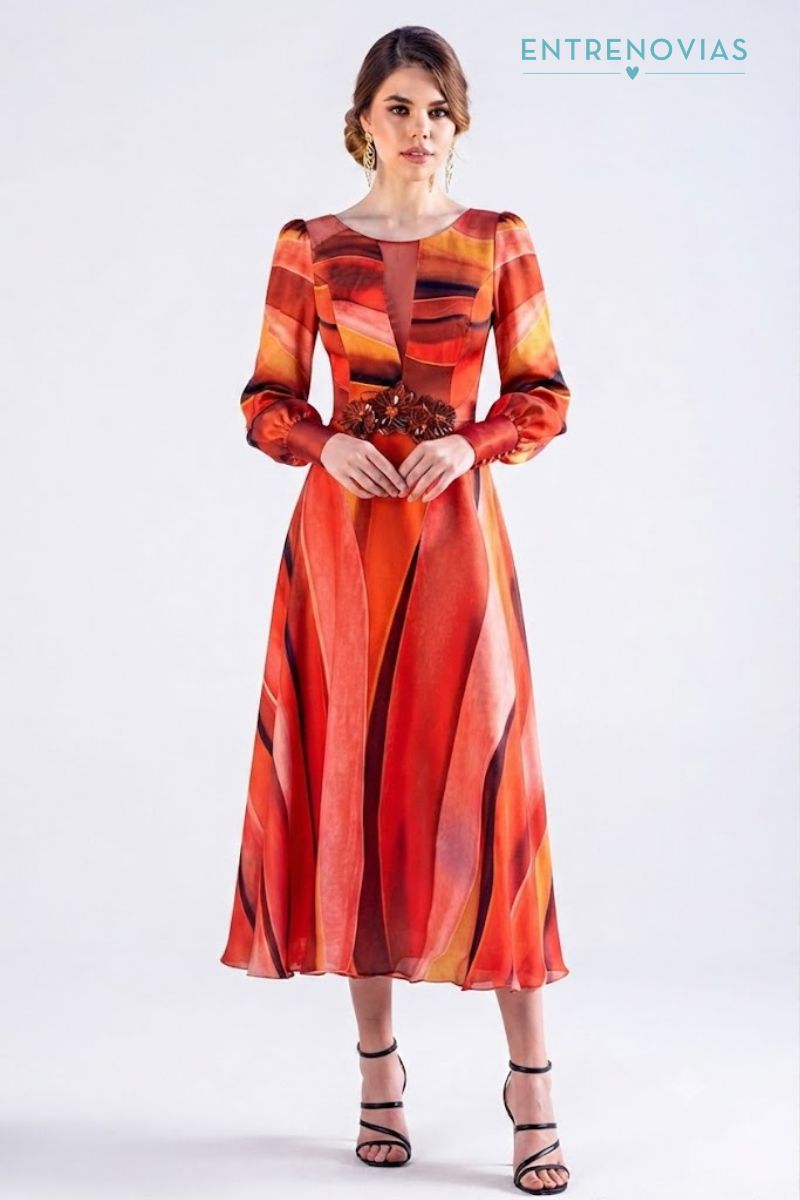 Vestido de invitada,estampado en colores rojos y naranjas.