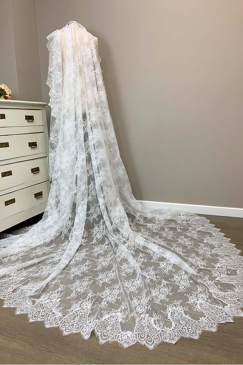 Mantilla con Encaje de Chantilly Ancho. - Imagen 3