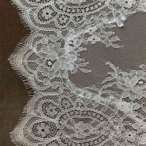 Mantilla con Encaje de Chantilly Ancho.