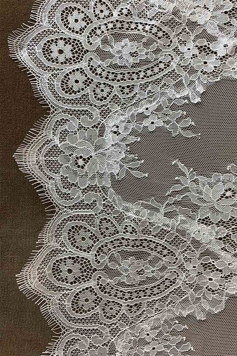 Mantilla con Encaje de Chantilly Ancho.