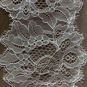 Velo de Novia de Chantilly en Forma Lisa