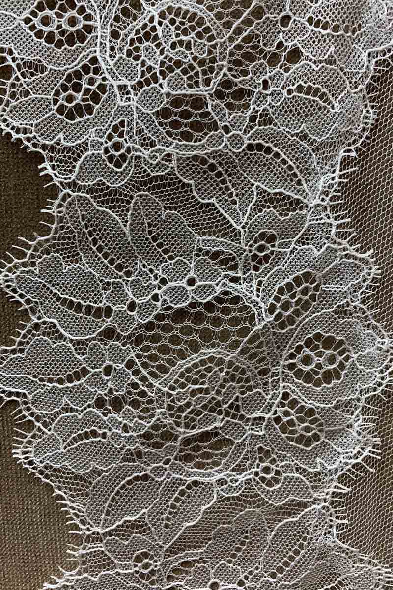Velo de Novia de Chantilly en Forma Lisa